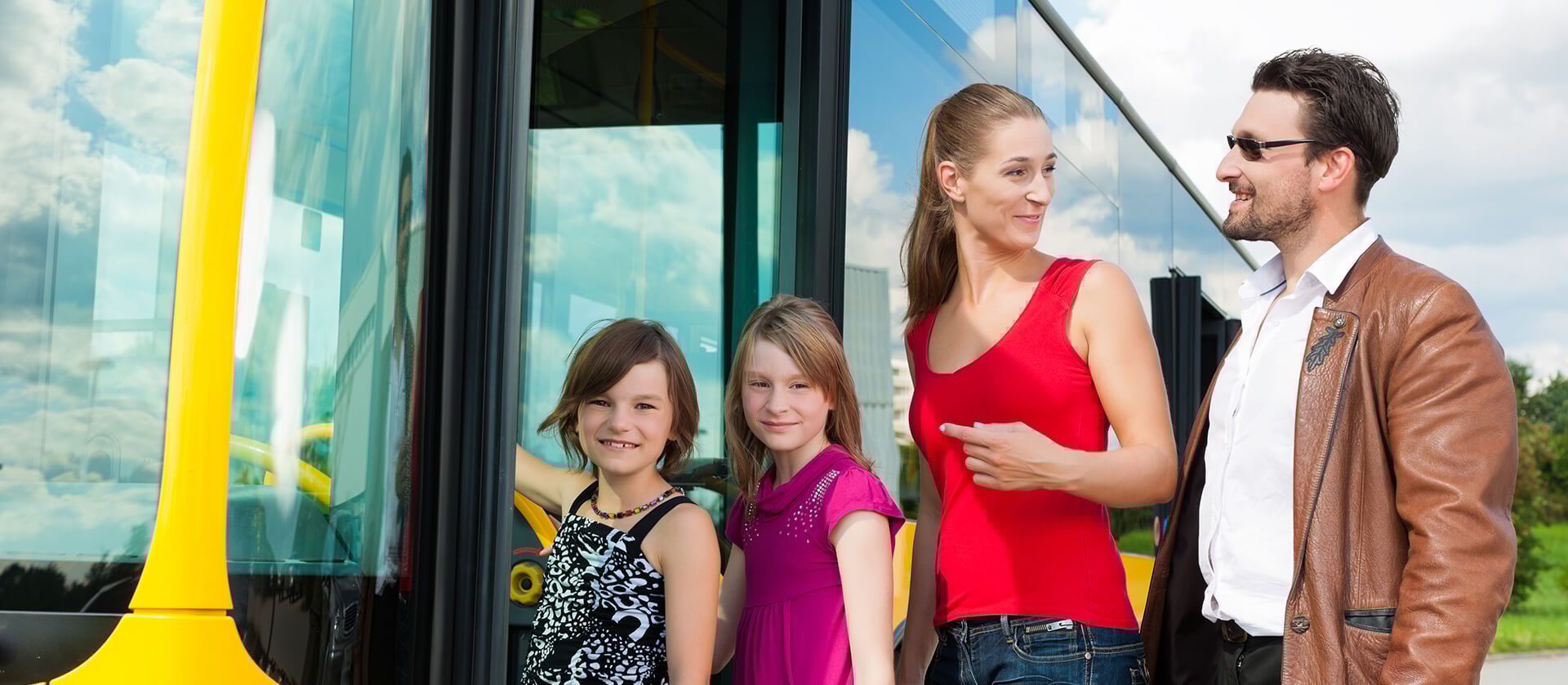 Familie wird von einem Mitarbeiter befragt